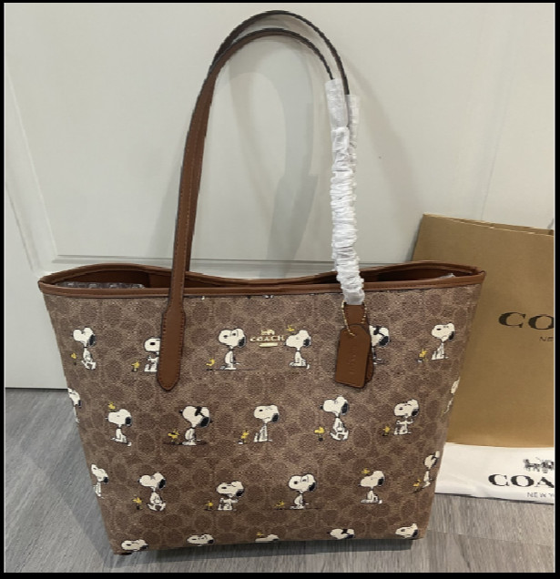 COACH CBJ89 City Tote Bag PEANUTS Snoopy Signature Coated Canvas Outlet New SMM