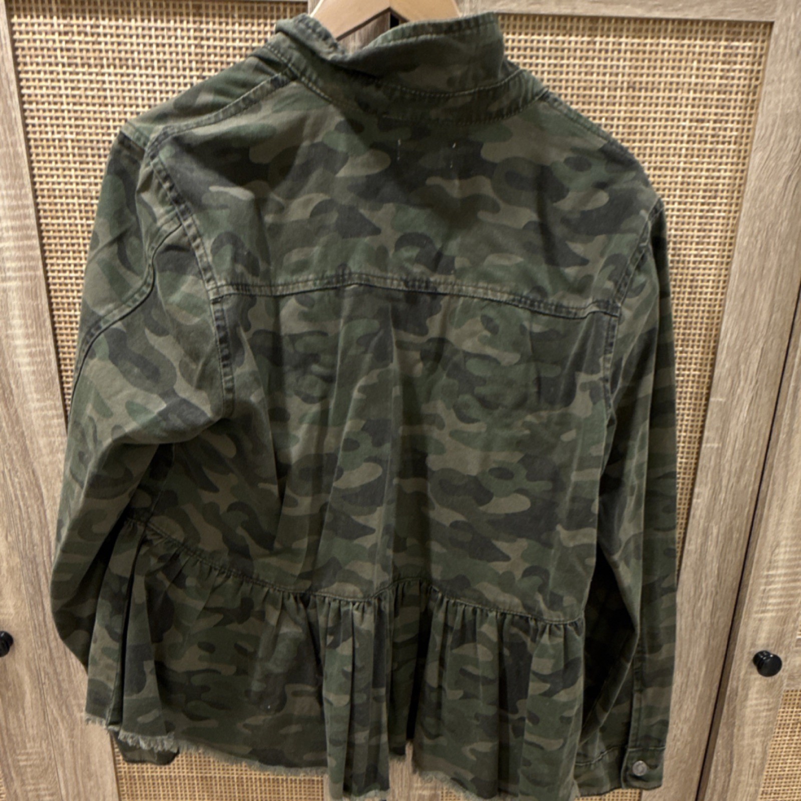 Mud Pie Camouflage Ruffle Frayed Hem Button Short Jacket Women’s Size L