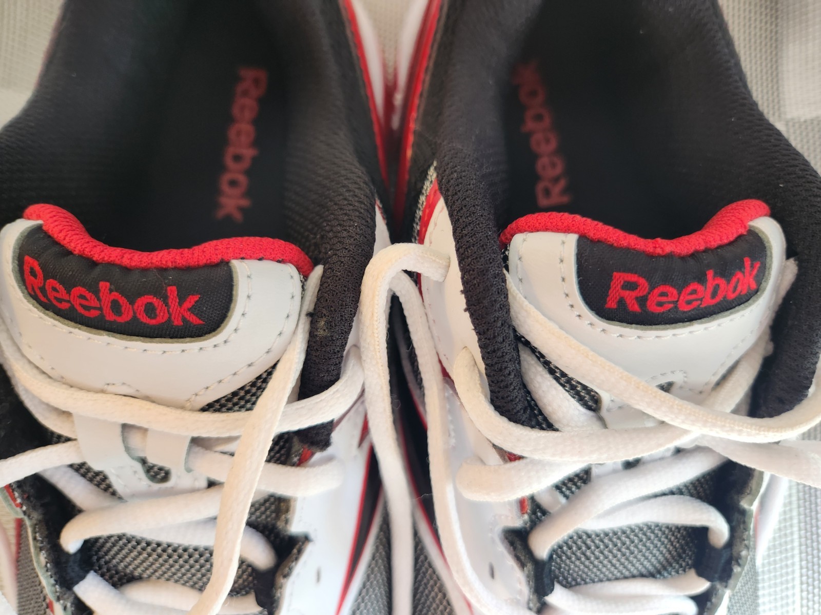 Reebok Men’s Size 10.5 ~ Reebok Sneakers Pheehan Run Leather Mesh Red Black