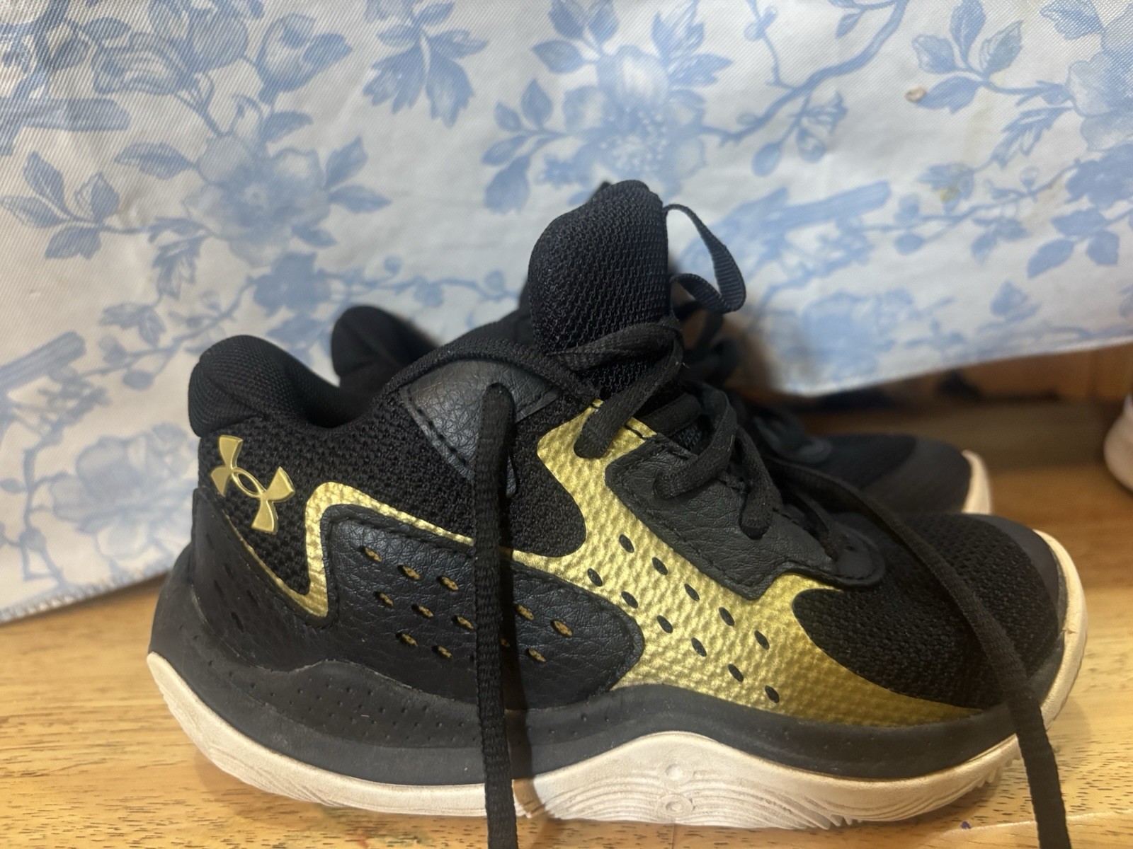 Under Armour Assert 10 Kids Sneaker 11K EU28 Black/Gold/White Mesh Low Top