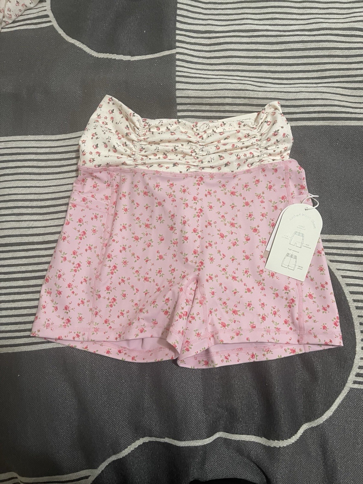 Blogilates Women’s Ruched Waist Bike Shorts – Pink Floral L