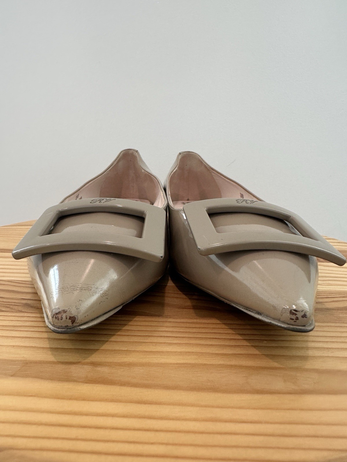 Roger Vivier Gommettine Leather Flats Beige 38 w/ Box, Dust Bag