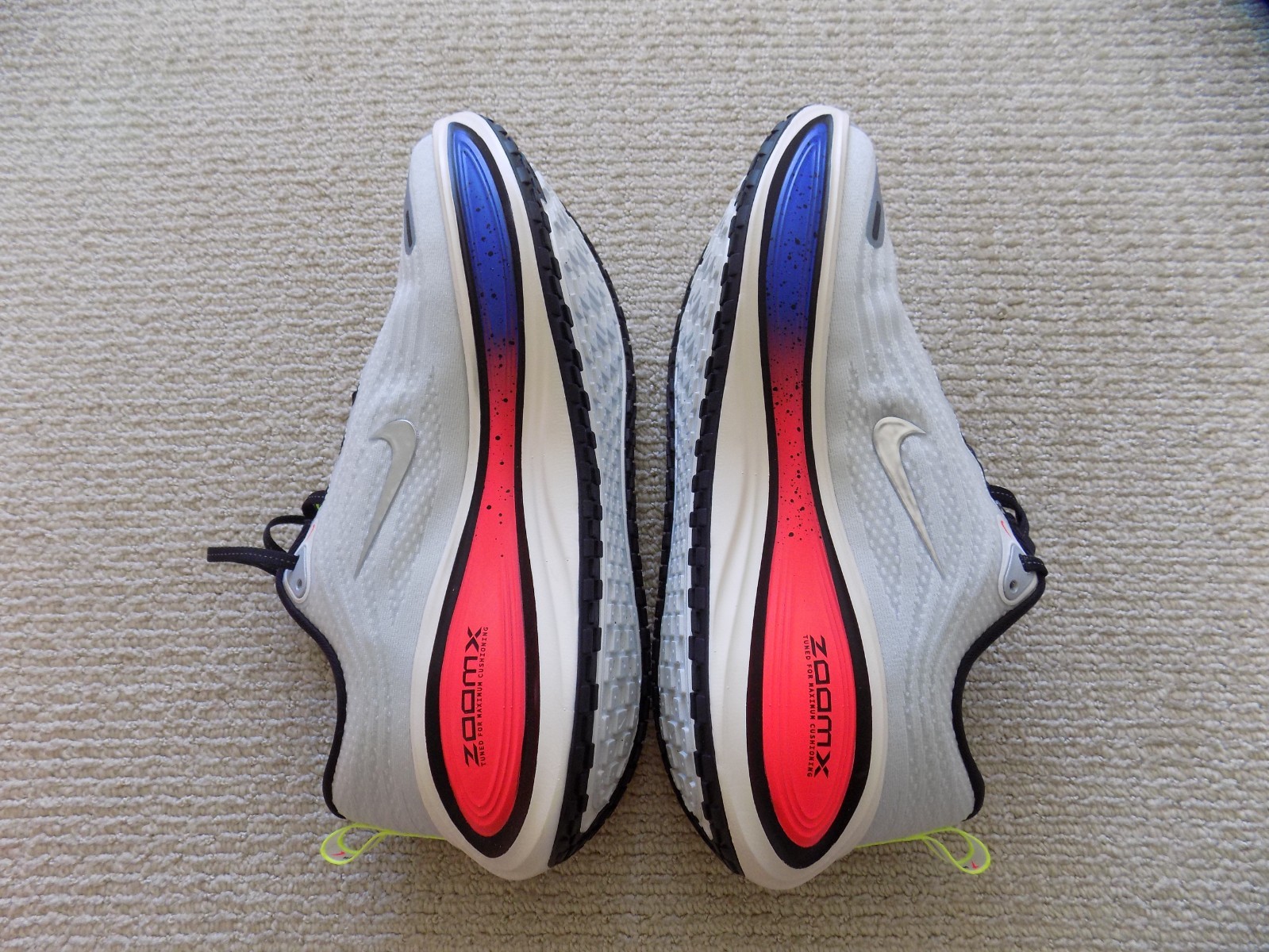 NEW MENS 9 9.5 10 NIKE VOMERO PLUS ROAD RUNNING SHOES WHITE BLACK BLUE IR2984