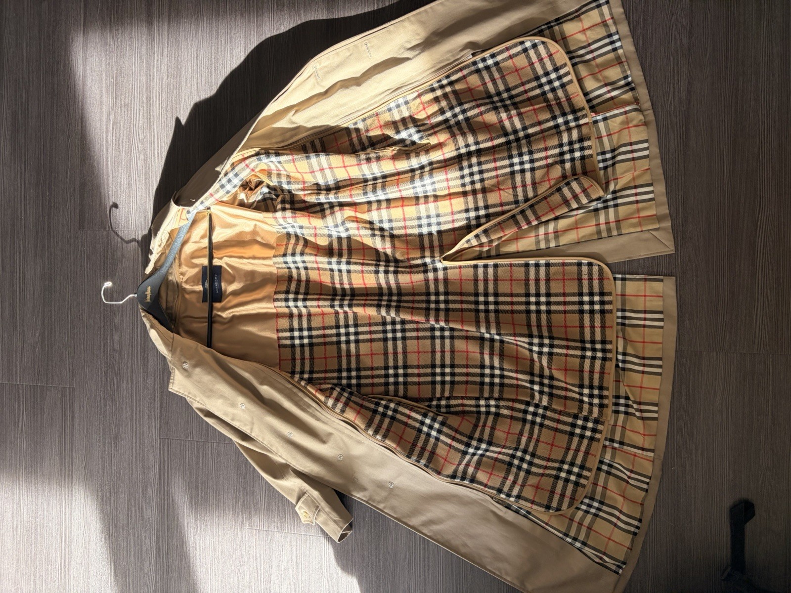 Rare Burberry London Beige Trench Coat 48 Inches Top To Bottom, 16 Inch Sleeves