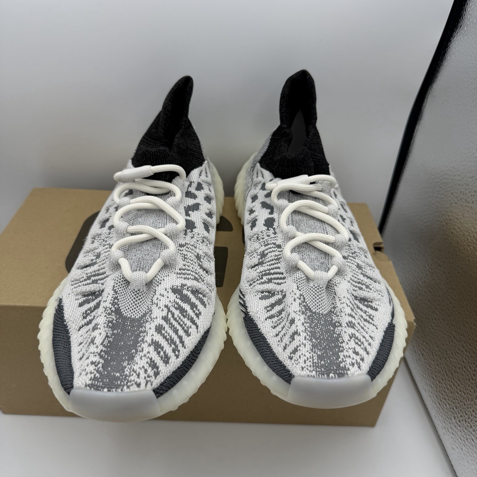 Pre-owned Adidas Yeezy Boost 350 V2 Men’s Sneakers US Size 11.5 (IG9608)