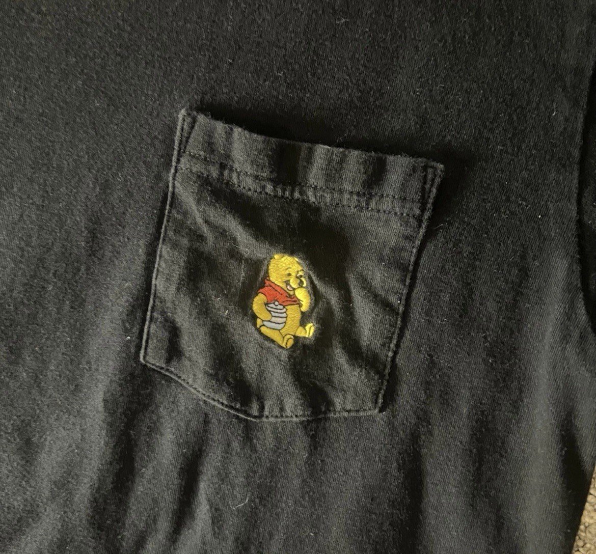 Men’s Uniqlo UT Disney Winnie The Pooh Honey Pot Pocket Shirt Size XS