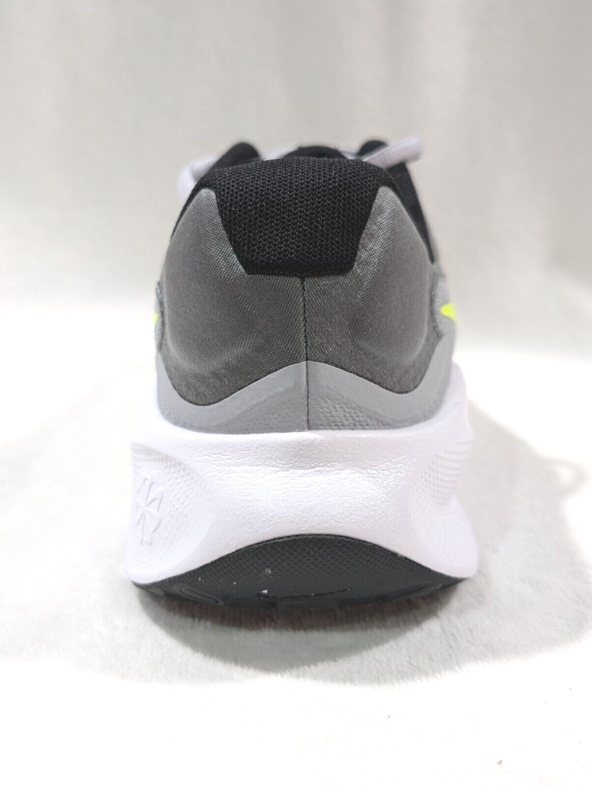 Nike Revolution 7 Wolf Grey/Volt Men’s Running Shoes – Asst Sizes NWB FB2207-002