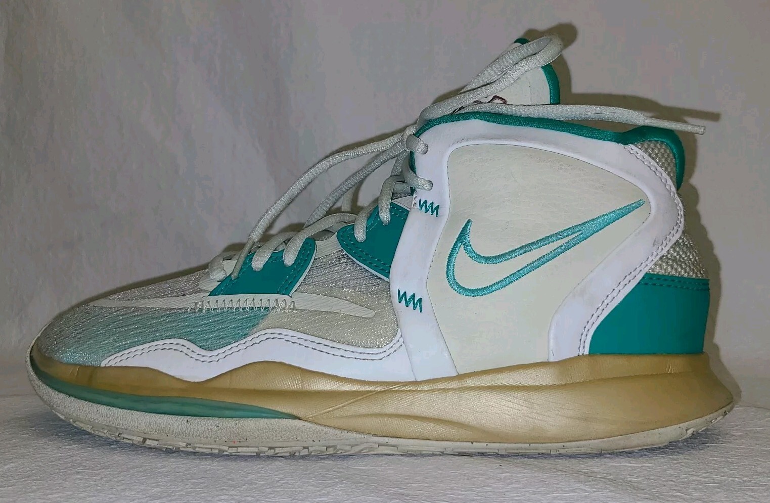 Kids Nike Sue Bird x Kyrie Infinity Golden Tribute (GS) Size: 7Y Color: White