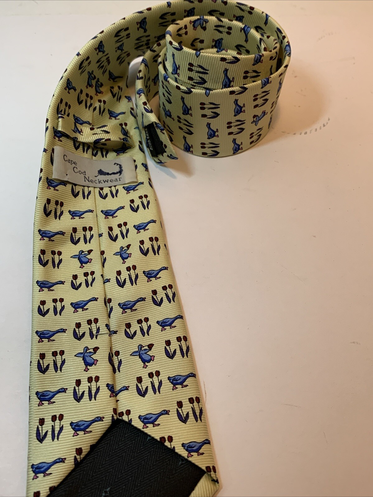 Cape Cod Men’s Necktie Yellow Tulips And Geese 100% Silk 3 1/8” Wide 59″ Long