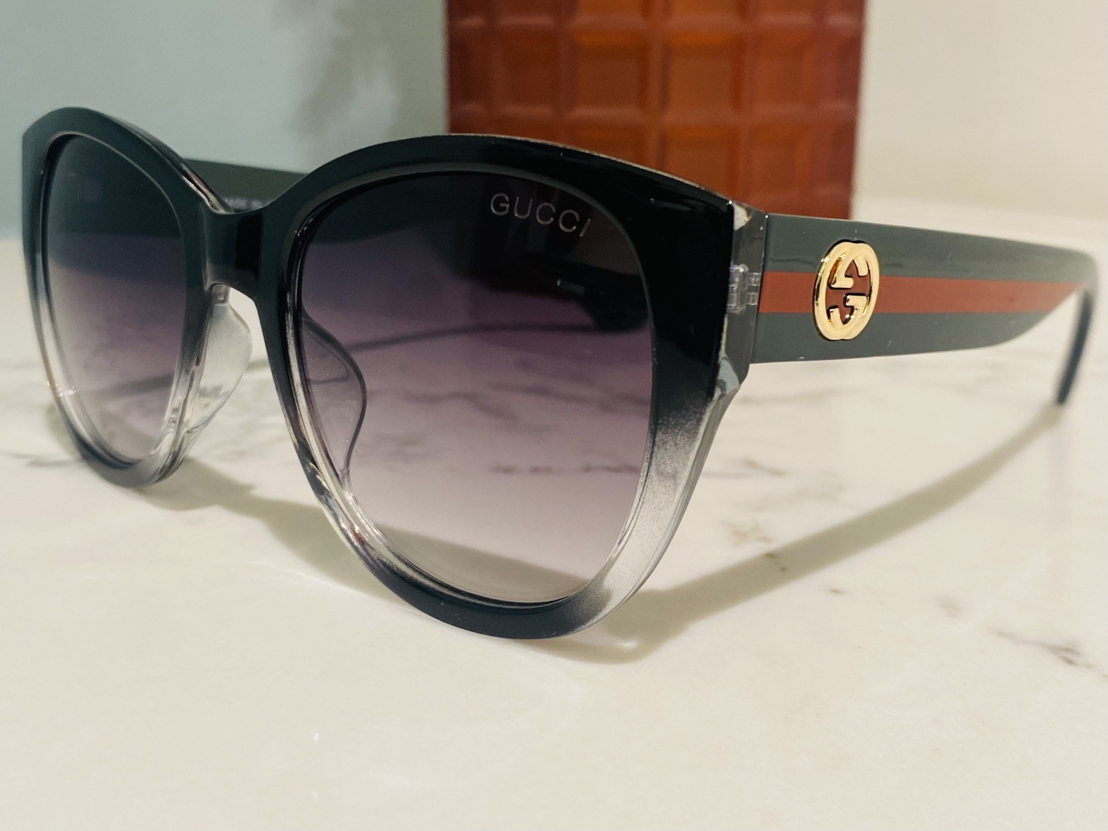 Gucci Sunglasses Women’s Cat Eye Classic Green Red Arms Classic Gold GG logo