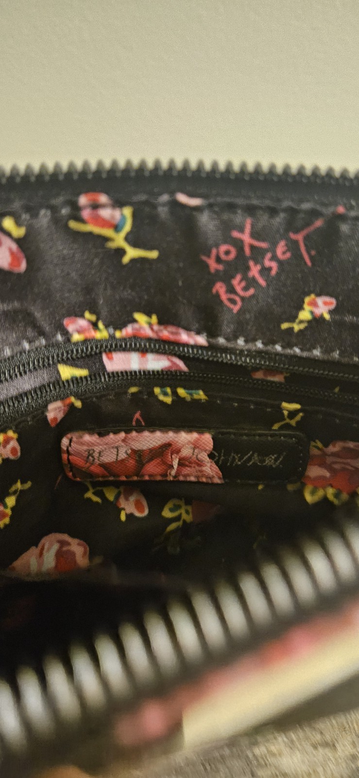 Betsey Johnson Black Floral Crossbody Bag Chain Strap Zip Closure Inner Pockets