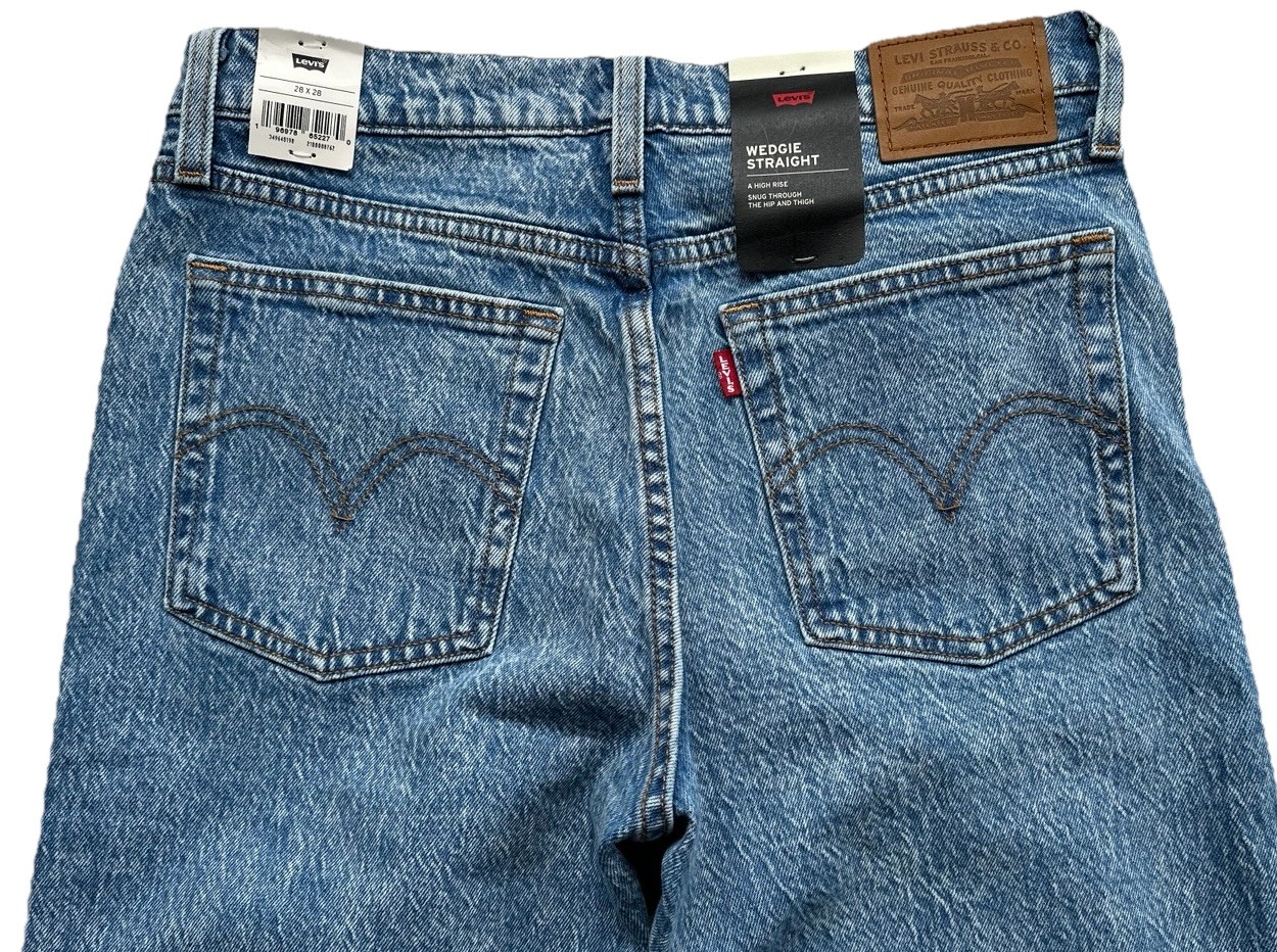 Levi’s Premium Women’s Wedgie Straight Jeans Size: 29 x 28