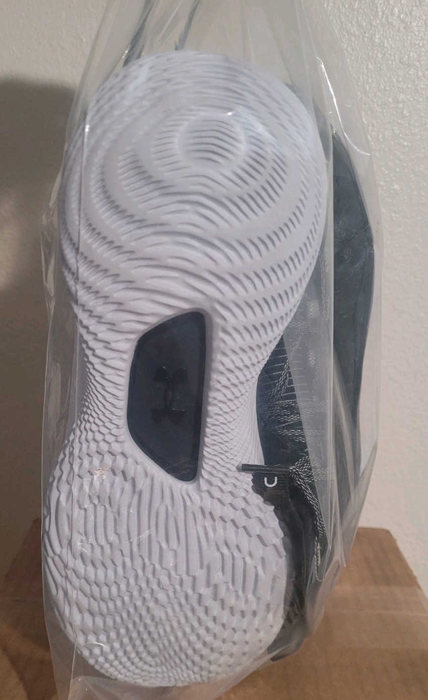 Under Armour Men’s Curry 4 Flotro Suit and Tie Sneakers Black/White, Size 9