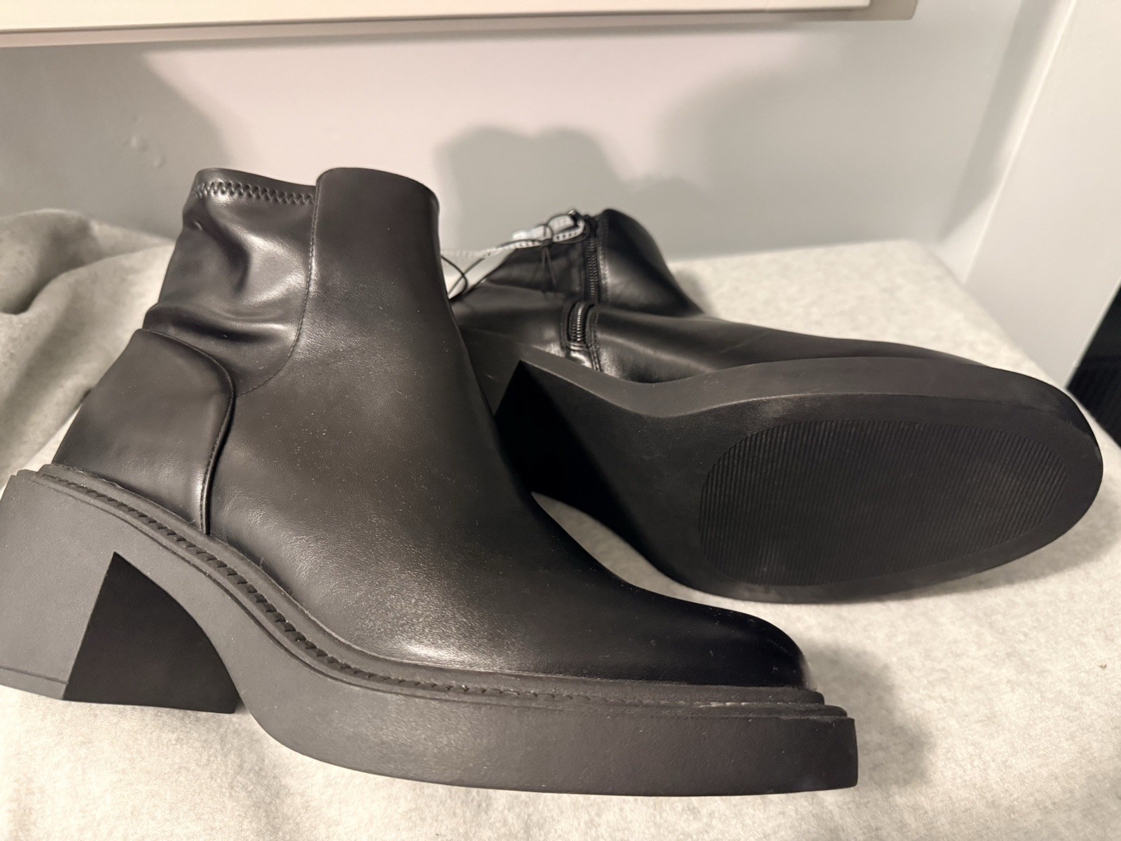 Steve Madden Women’s Chelsea Boots with Block Heal In Black Size 11.6 M US NWT