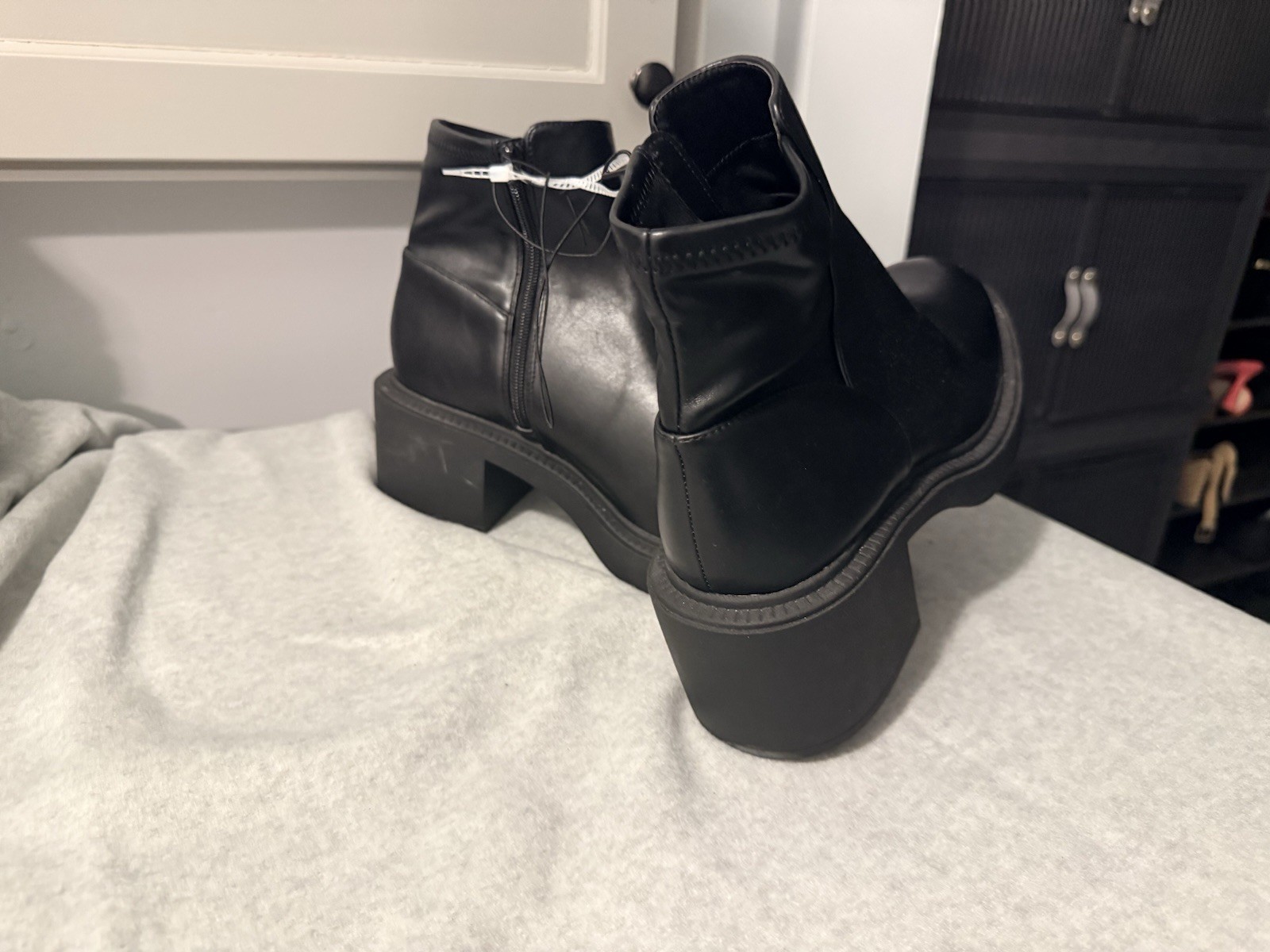 Steve Madden Women’s Chelsea Boots with Block Heal In Black Size 11.6 M US NWT