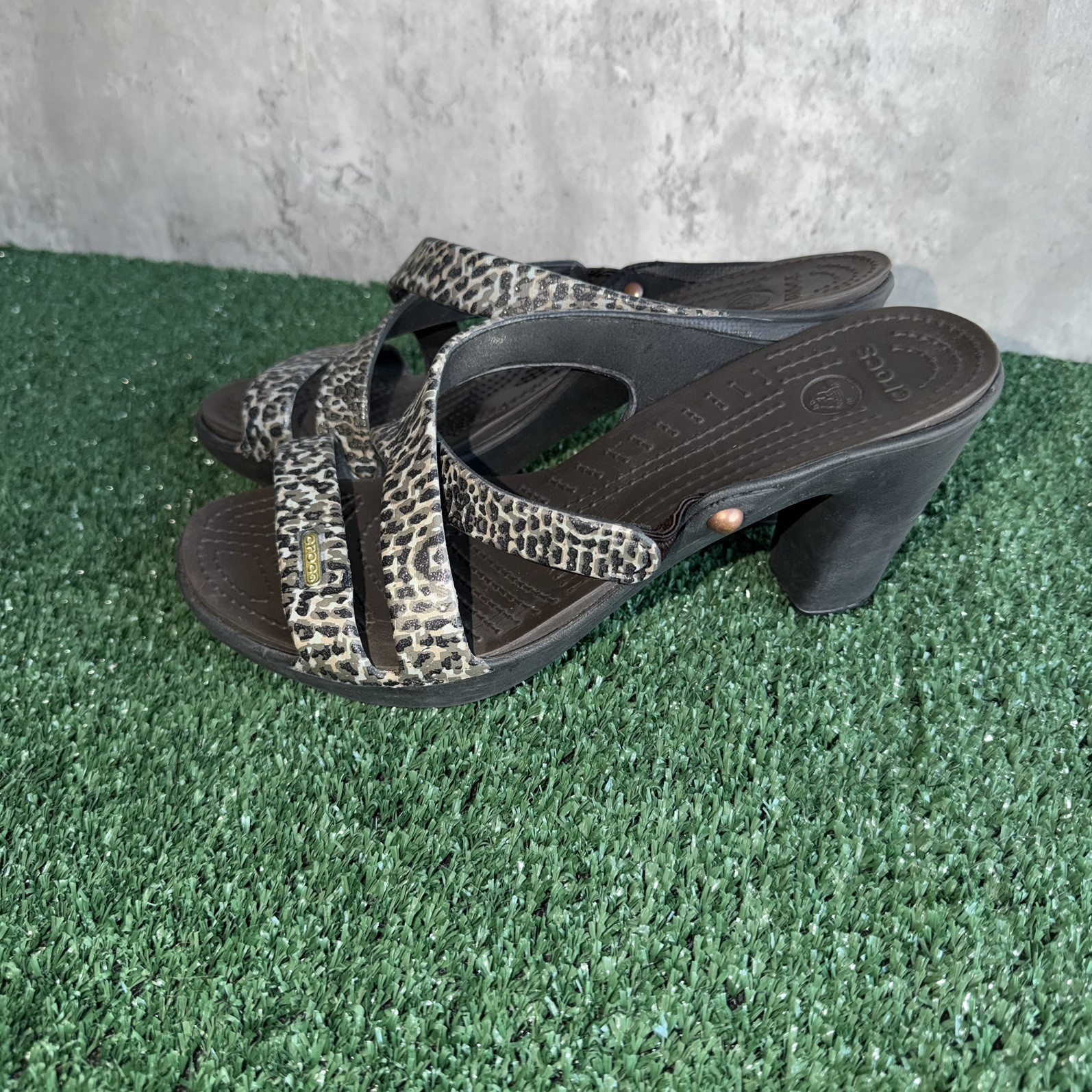 Crocs Women’s Leopard Print Strappy Heeled Sandals Size 8W Black & Grey /khaki
