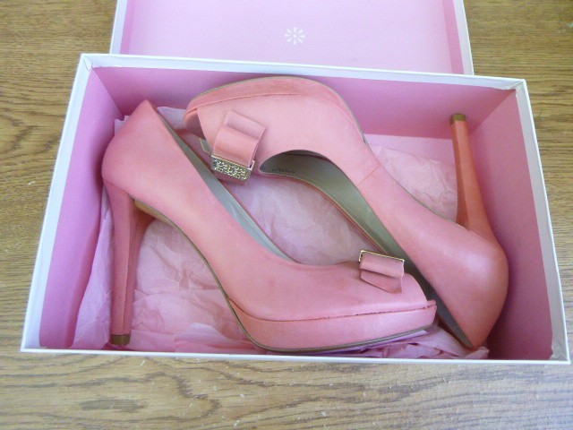 Coach Scarlet Peep Toe Heels Coral Pink Gold logo Buckle Accent sz. 9B