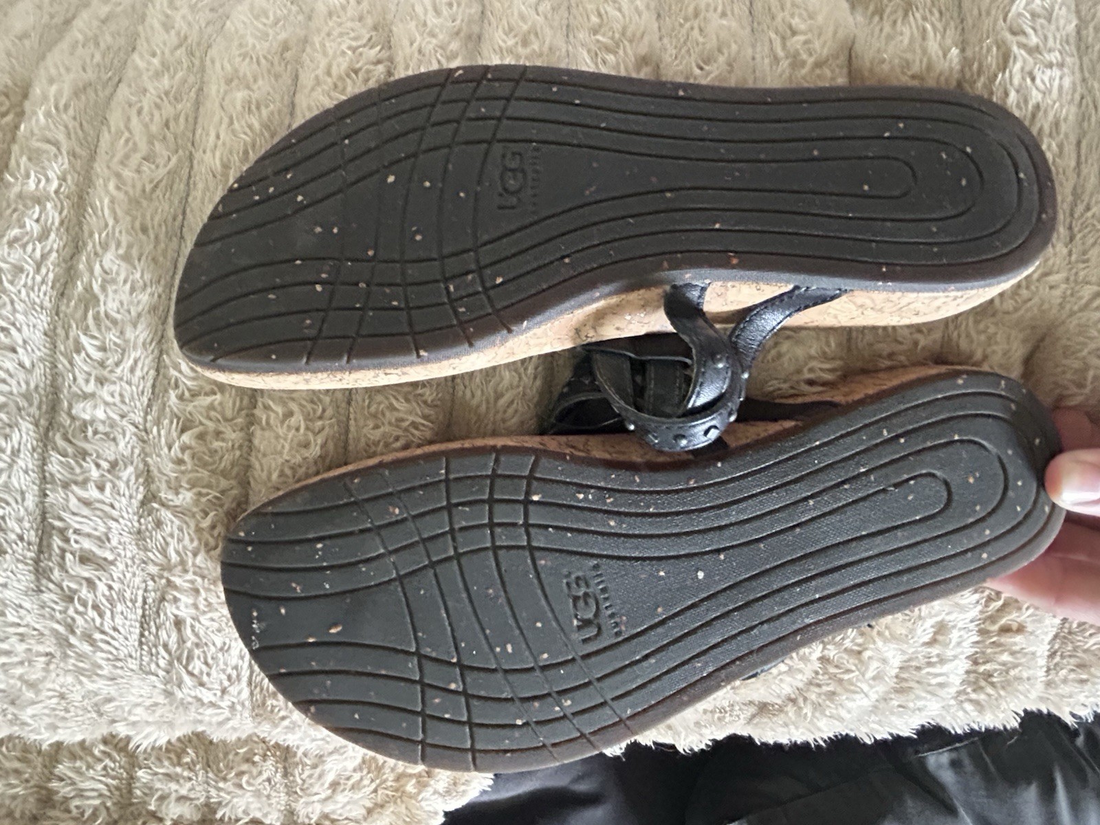UGG Australia Women’s Deitra Black Leather Studded Thong Sandals Size 7