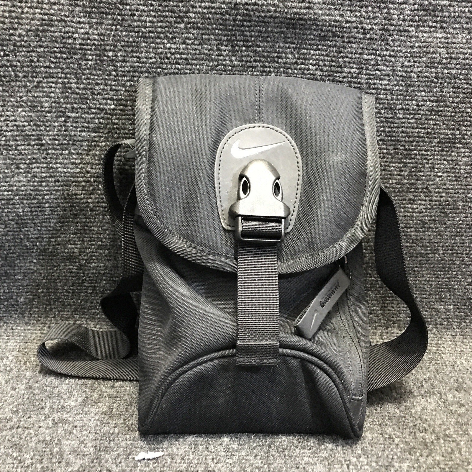 Nike BA1797-054 Black Adjustable Crossbody Shoulder Strap Bag w/ Clip Close Top