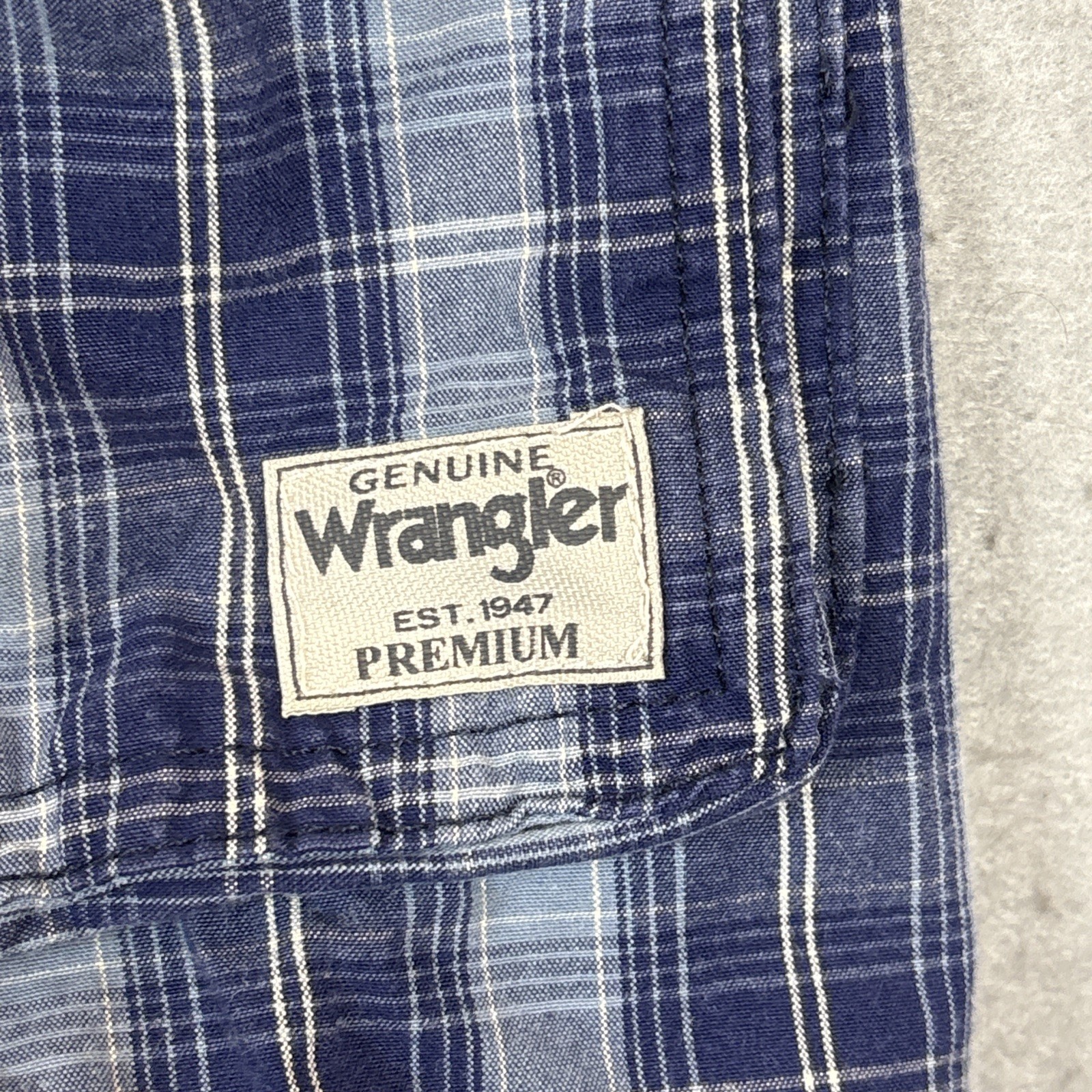 Y2K Men Genuine Wrangler Blue Plaid Cargo Shorts 36X11