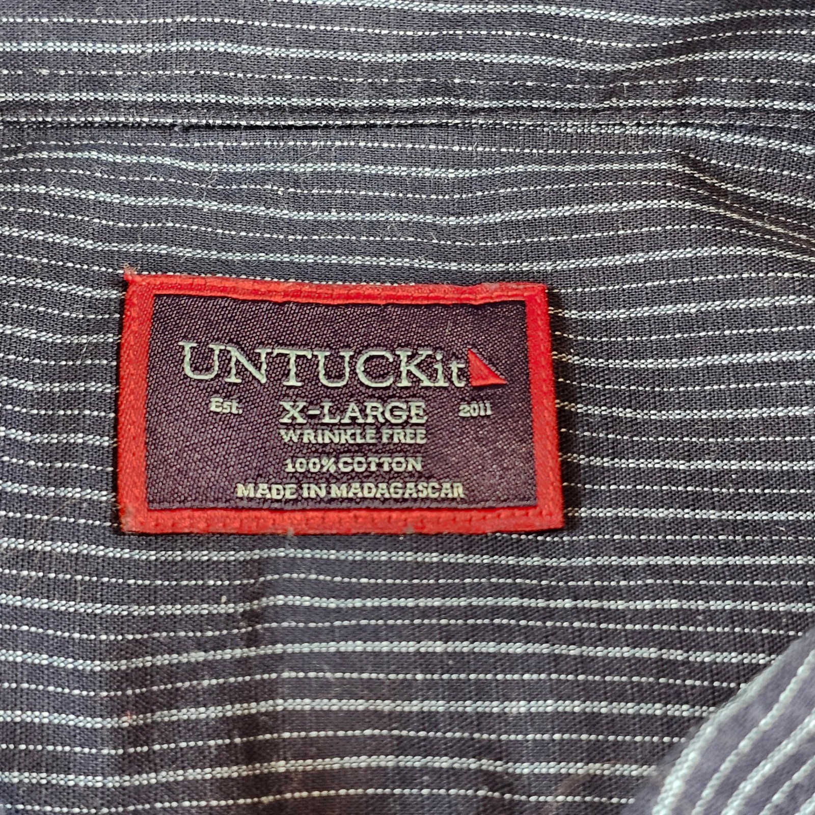 UNTUCKit Sorbara WF Navy Blue White Stripe Wrinkle Free Shirt XL Regular 41254