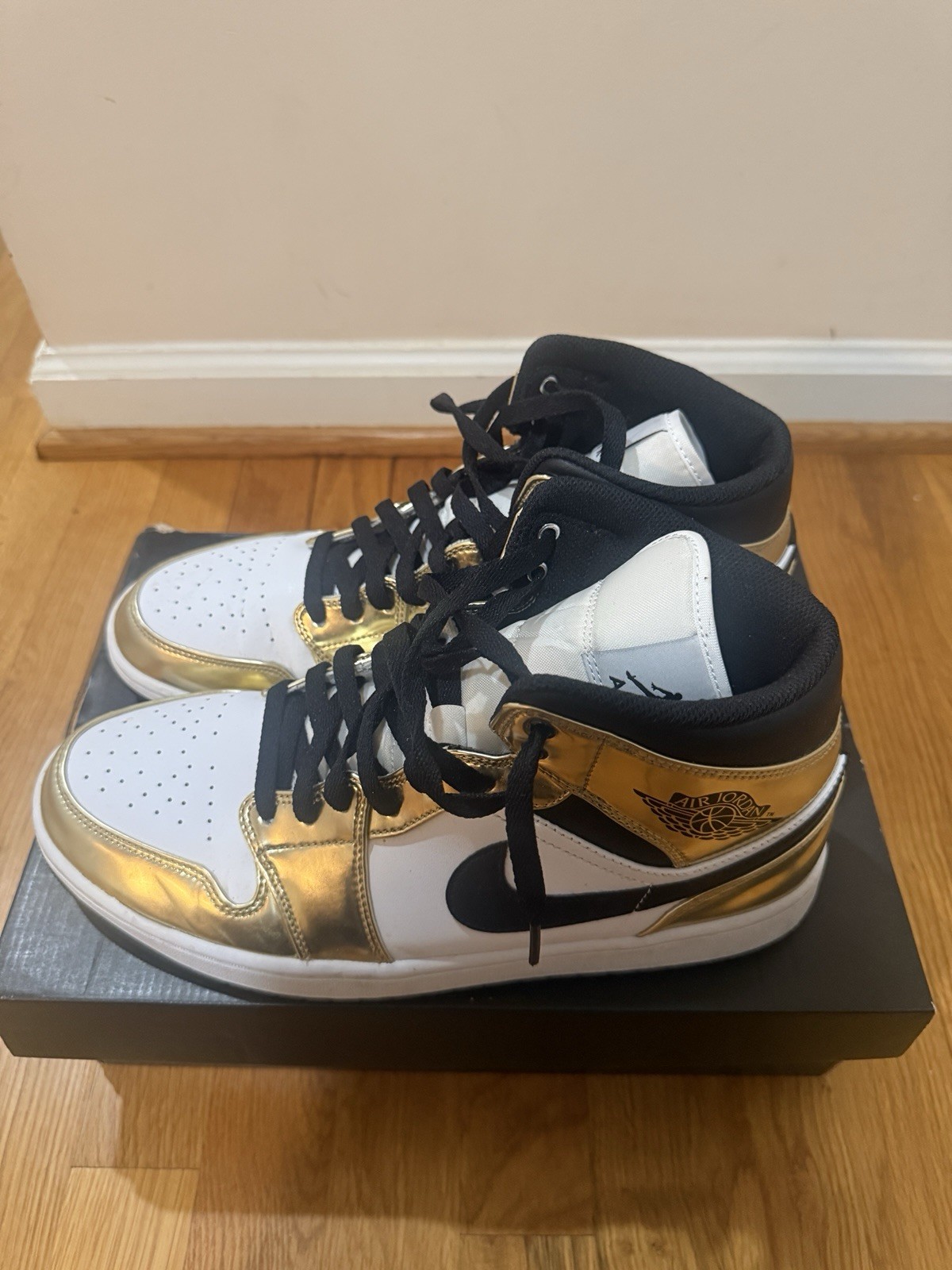 Air Jordan 1 Mid SE Size 10 Metallic Gold/Black-White