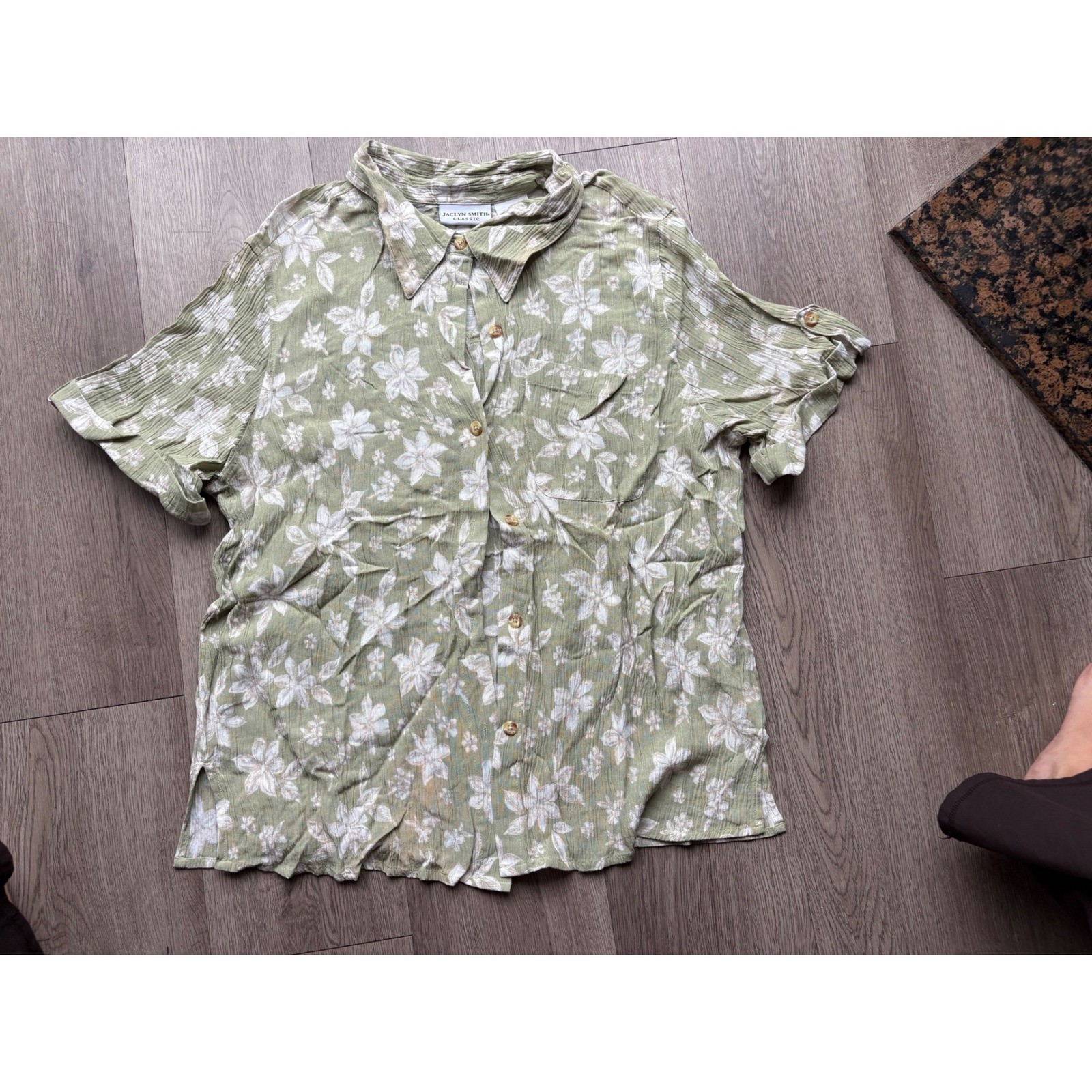 Jaclyn Smith Classic Green Floral Rayon Button Down Shirt Womens 1X Short Sleeve
