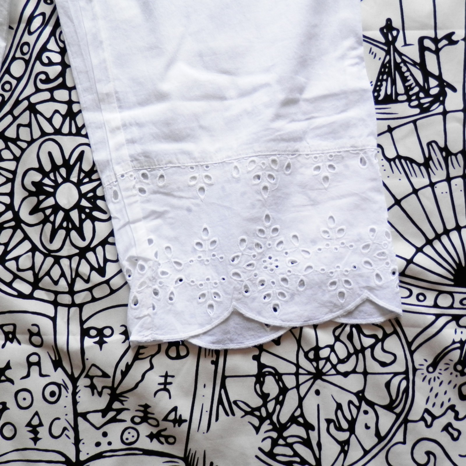 Antibes Blanc White Eyelet Capri Bottom Cover Up, Size M