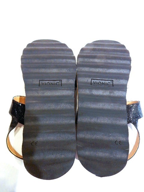 VIONIC SNAKESKIN EMBOSSED LEATHER SANDALS IN SIZE 9