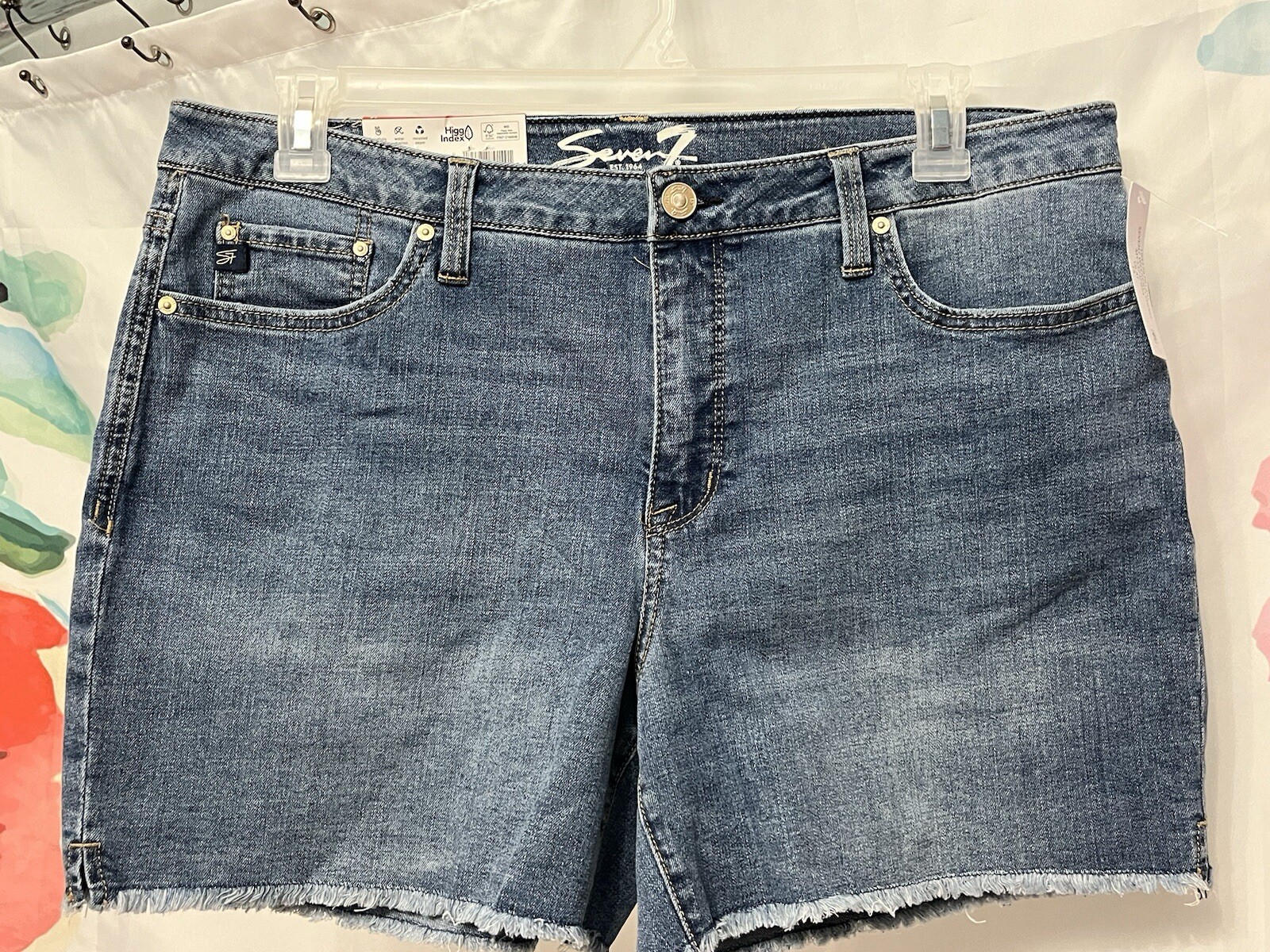 Seven7 Women’s 5″ Fray Hem Mid Rise Comfortable Denim Weekend Short Sz 14 $59