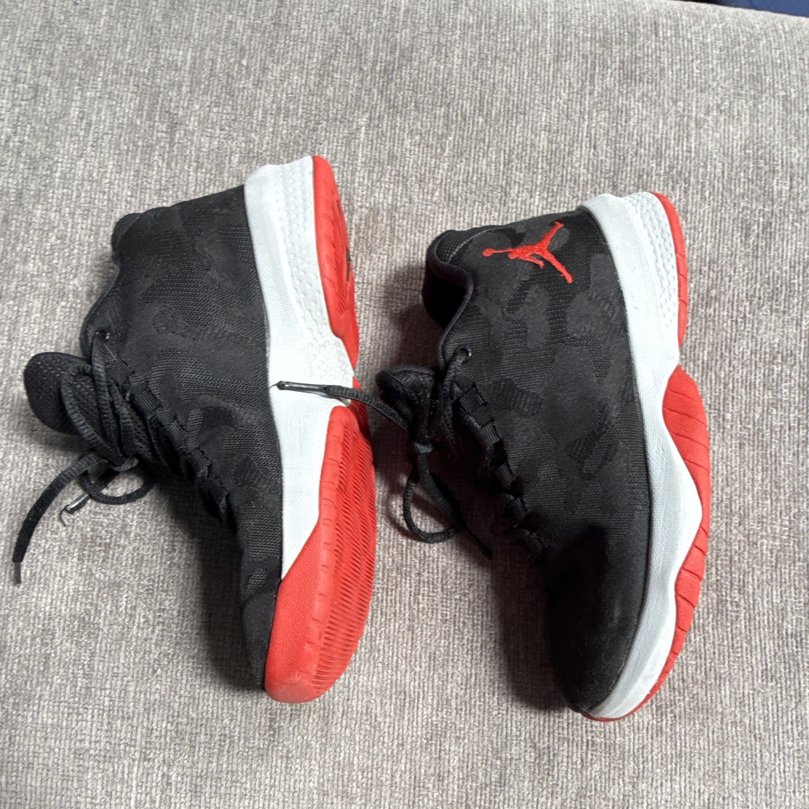 Jordan B.Fly Unisex Kids Basketball Sneakers Black/Red/White Low Top 4.5Y