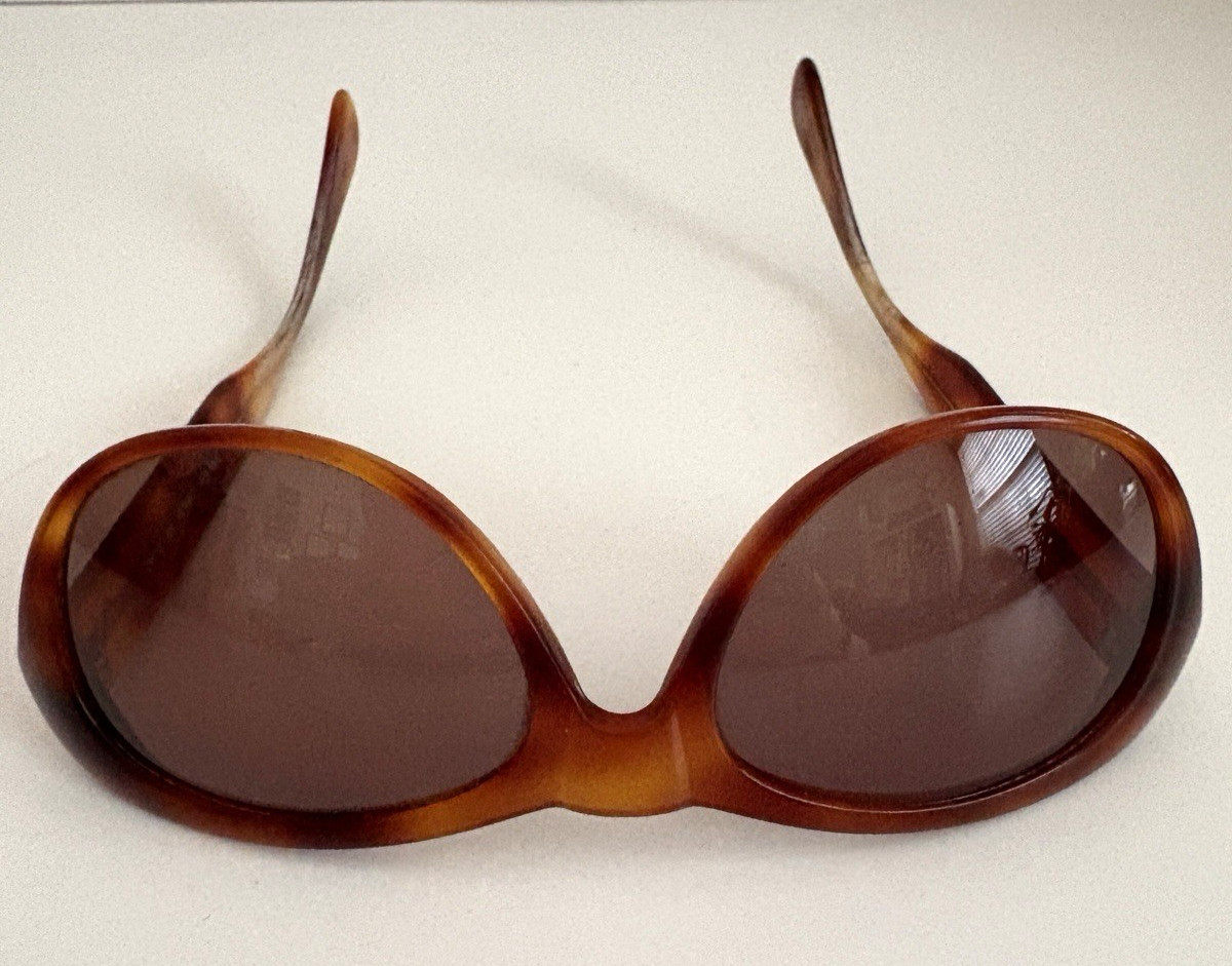 1980’s ADRIENNE VITTADINI Tortoiseshell Sunglasses/Amber lens/ Cat eye?- AV/102