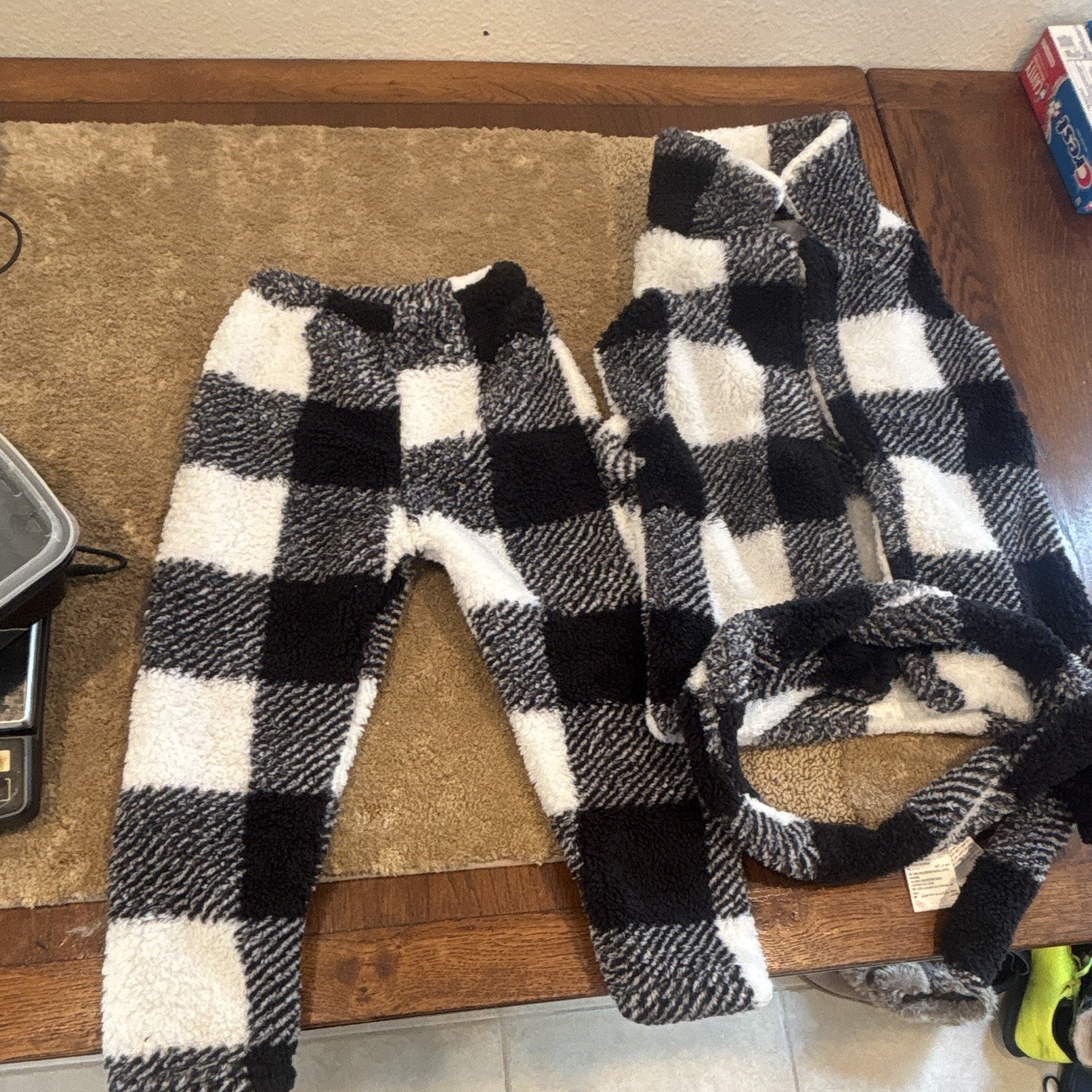 SHEIN Boys 2-Piece Fleece Plaid Hooded Lounge Set Long Sleeve 5Y B/W
