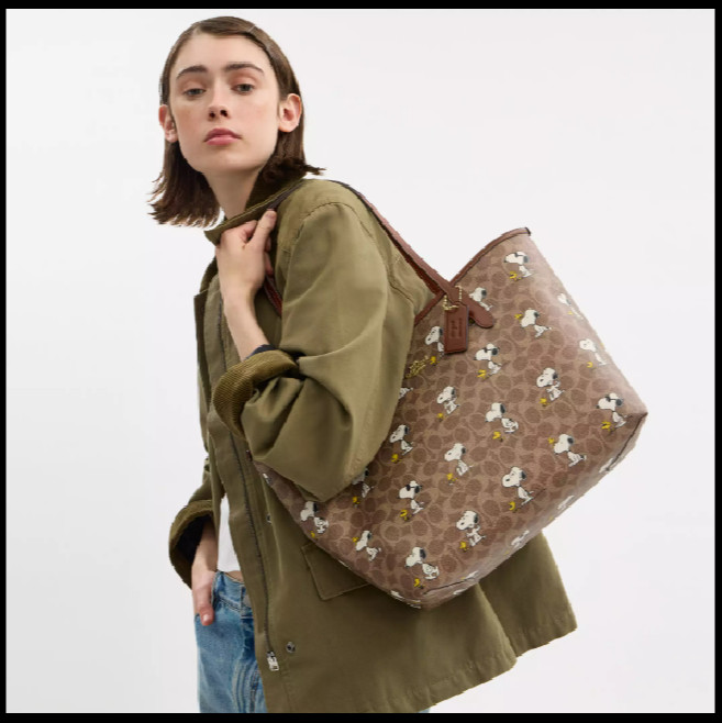 COACH CBJ89 City Tote Bag PEANUTS Snoopy Signature Coated Canvas Outlet New SMM