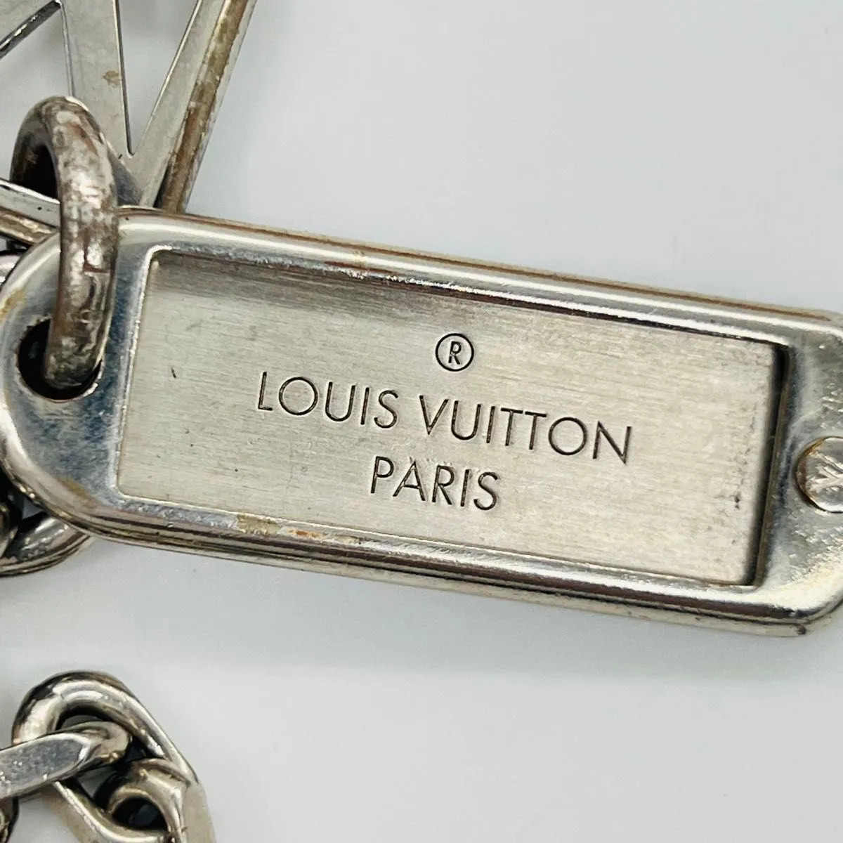 LOUIS VUITTON Portefeuille Chaine V Square Charm Wallet Chain M61994