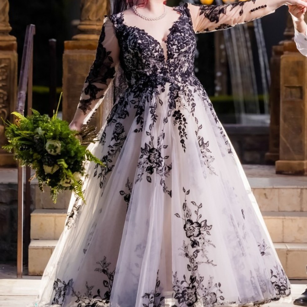 Plus Size Wedding Dresses Gothic Black White With Long Sleeve V Neck Bridal Gown