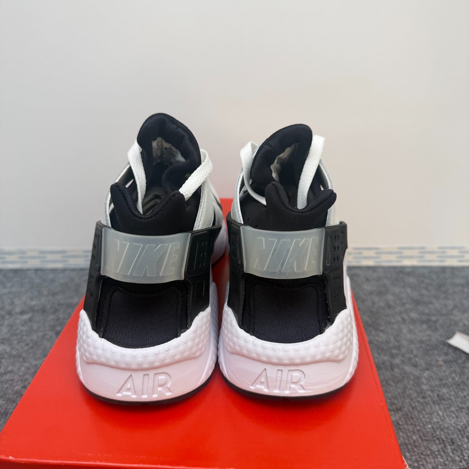 Nike Air Huarache Low-Top Athletic Shoes Black/White DD1068-001 Men’s Size 9