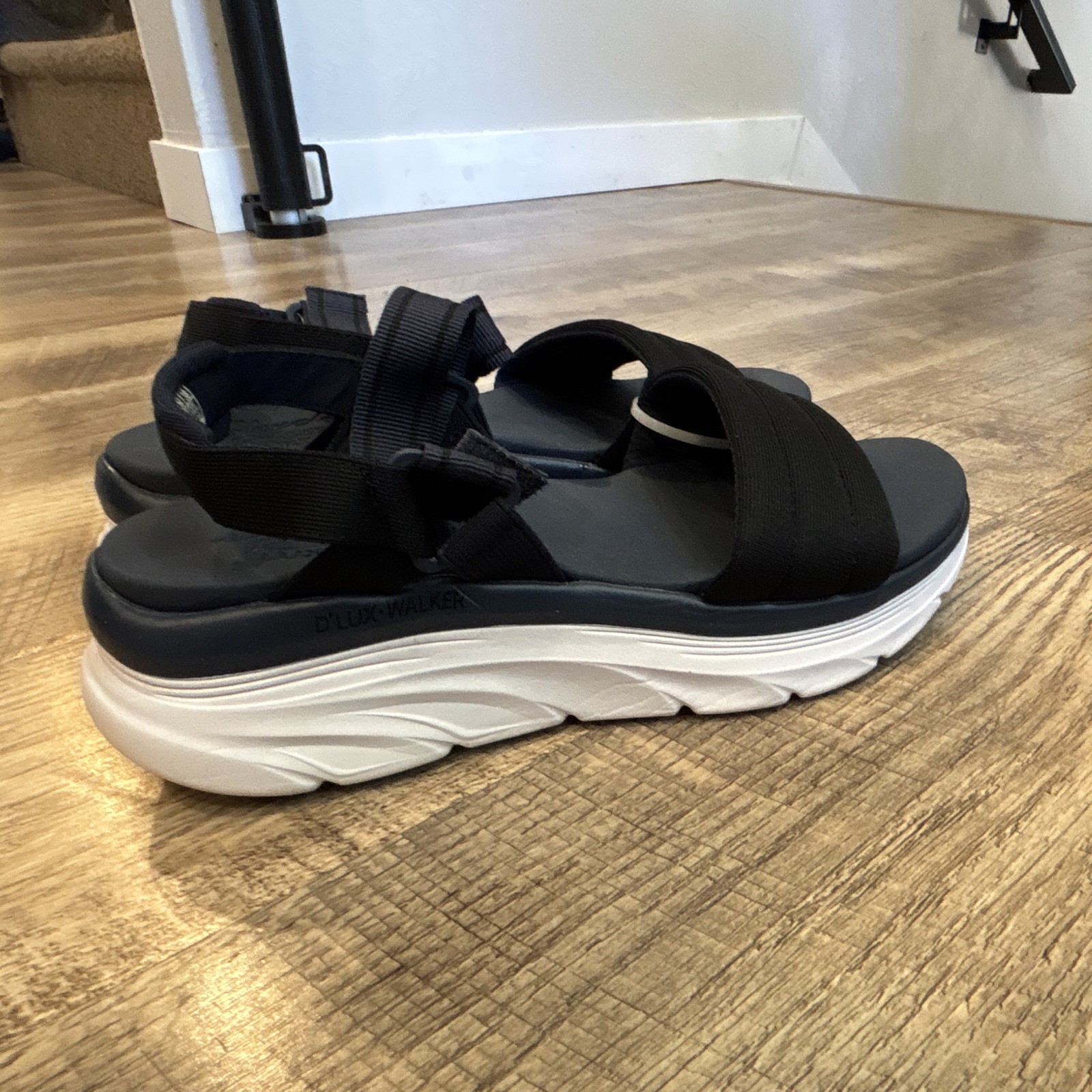 Skechers Women’s Strappy Platform Sandals Navy/White US 9 relaxed fit Luxe Foam