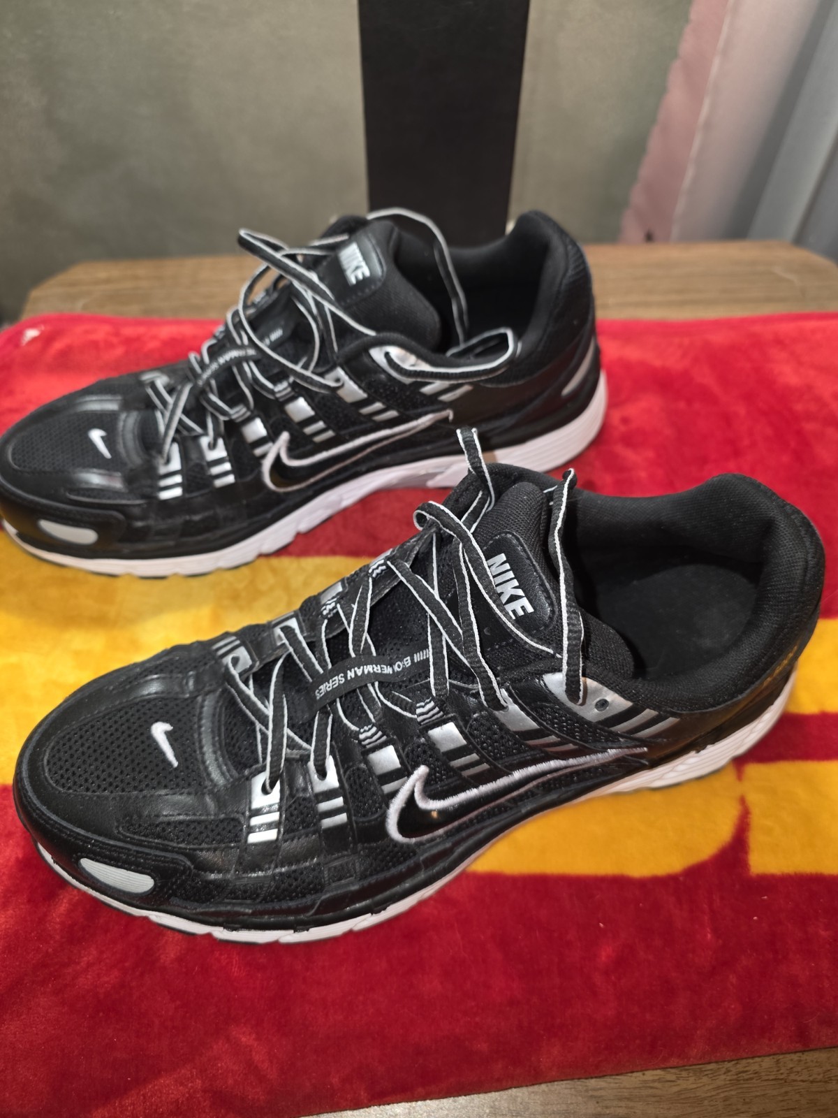Nike P6000 Black/White/Metallic Silver /Black Mens Size 11 Athletic Shoe.