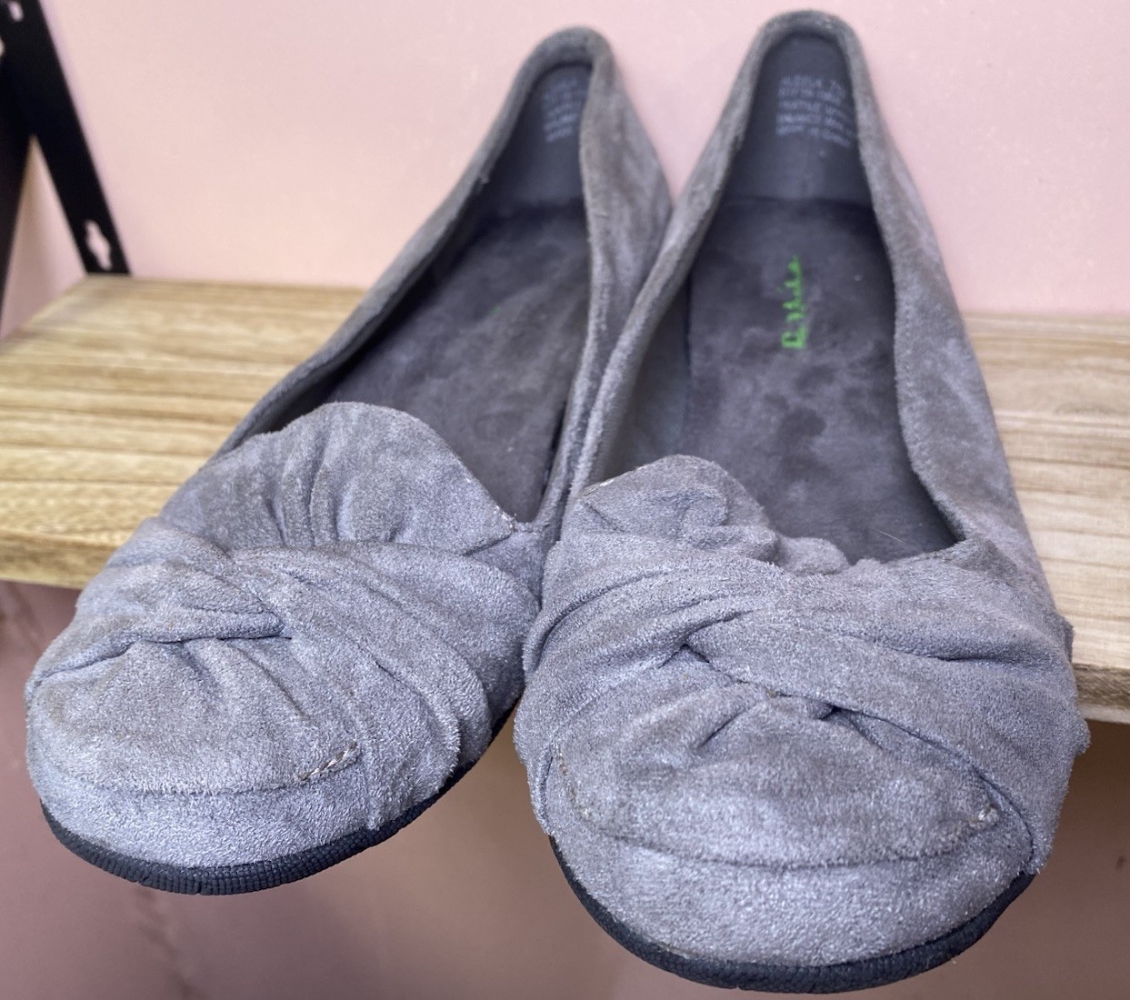 Baretraps Womens Size 7.5 Gray Faux Suede Ballet Flats Bow Slip On Comfort Shoes