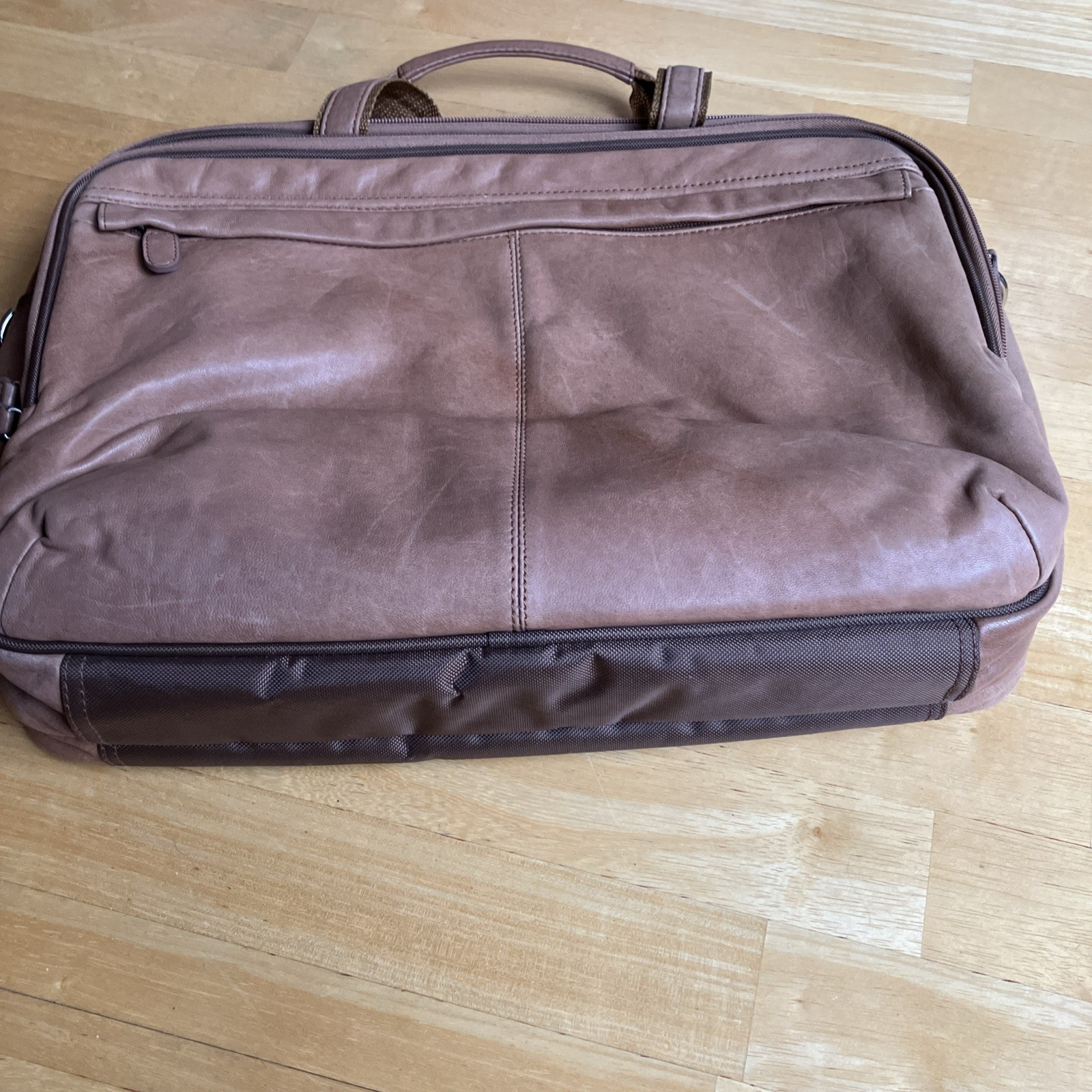 Wilsons Leather Laptop Messenger Bag With Strap 17″×13″×4″ Vintage Distressed