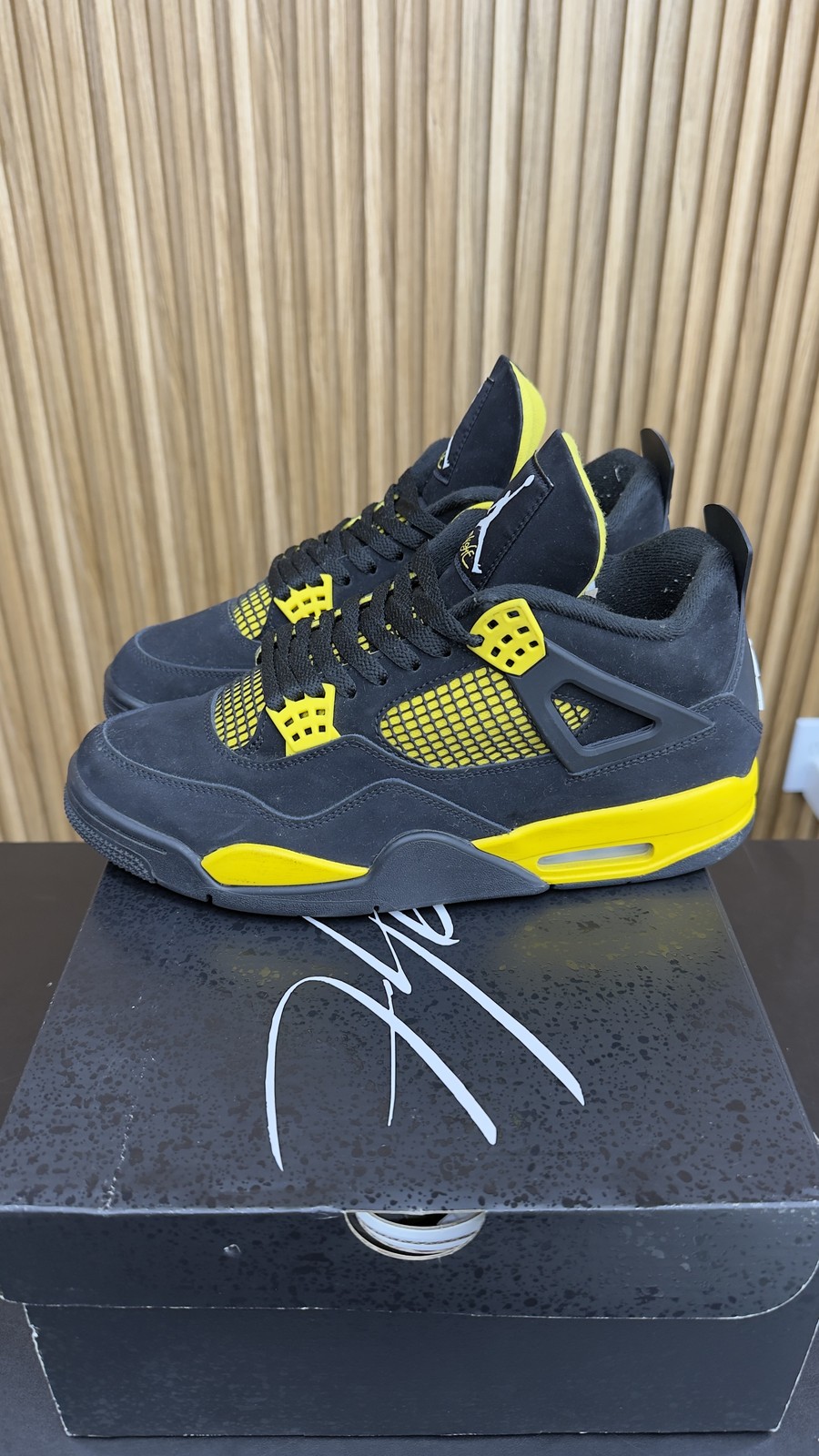 Jordan 4 Retro Thunder (2023) Size 10, PREOWNED-R