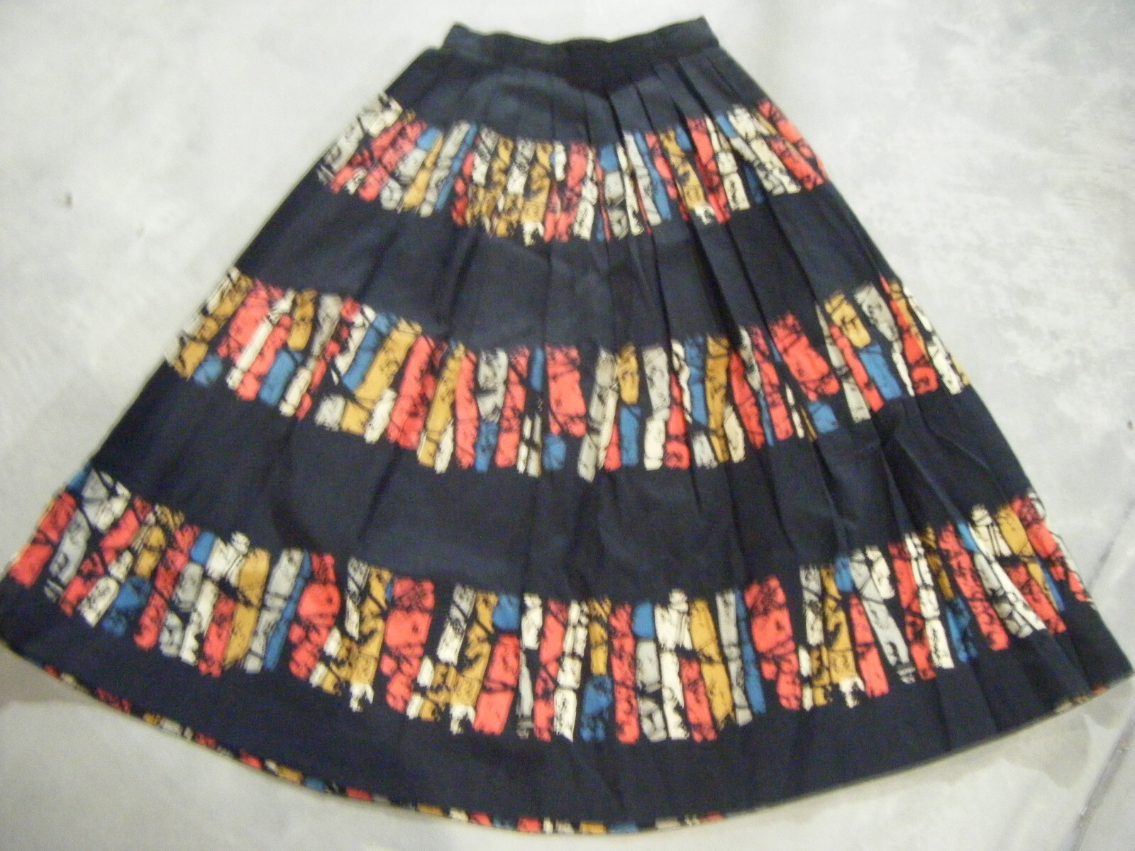 Vtg 50s Color Block Printed Black Pleated Half Circle Cotton Skirt-Waist 24″