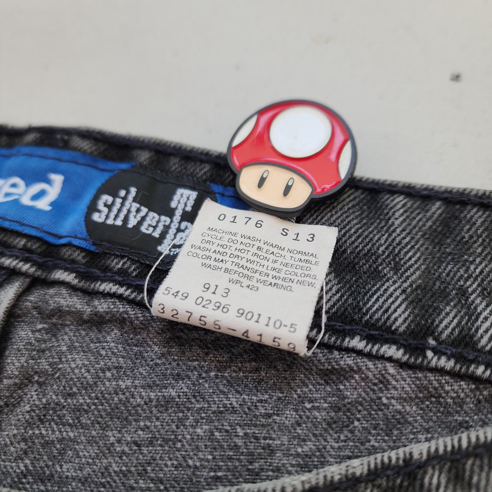 Levi’s Silvertab Relaxed Black Faded Denim Shorts sz 29