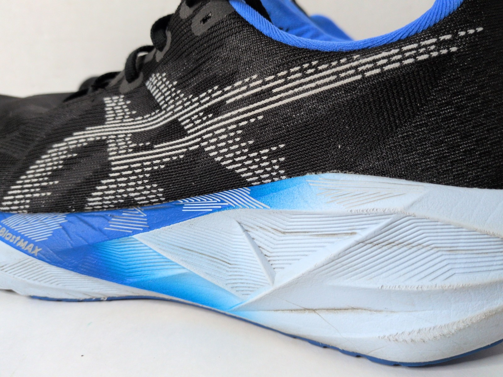 Asics Men’s Novablast 5 Running Shoe Black White Blue Sneaker Sz 11