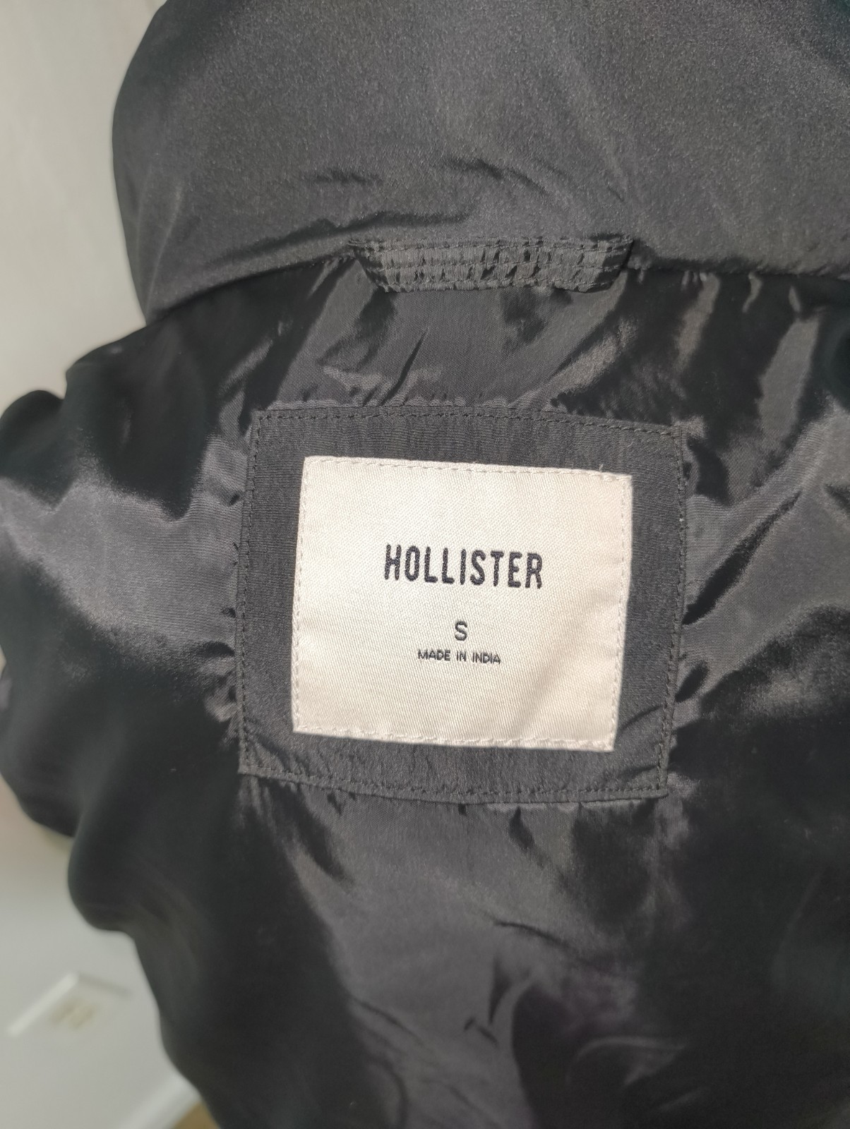 HollisterHollister Black Quilted Puffer Vest