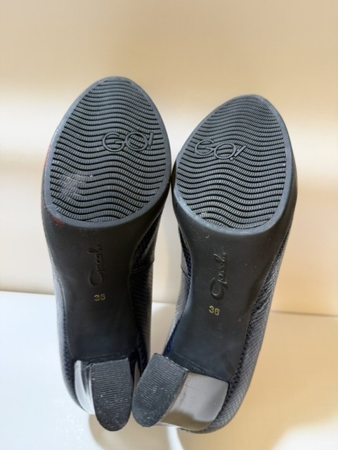 Clarks Blue and Black block-heel pumps size 6