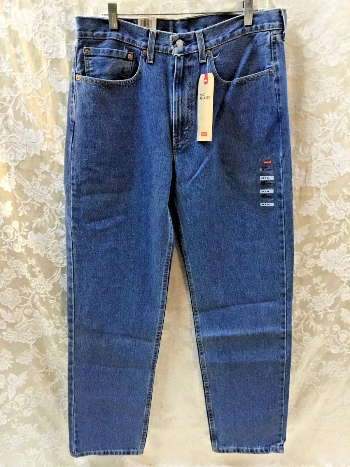 Levi’s 550 33×34 medium Blue Denim Relaxed thigh sits at waist Tapered leg NWT