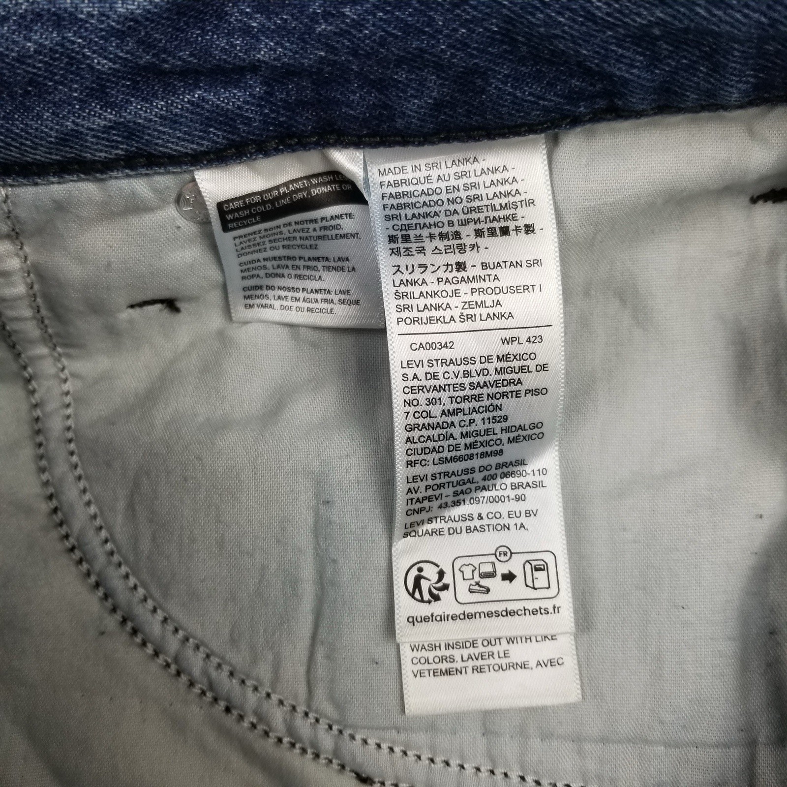 Levi’s Women’s High SZ 31 Waisted Relaxed Fit 5 Pocket Cotton Denim Mom Short