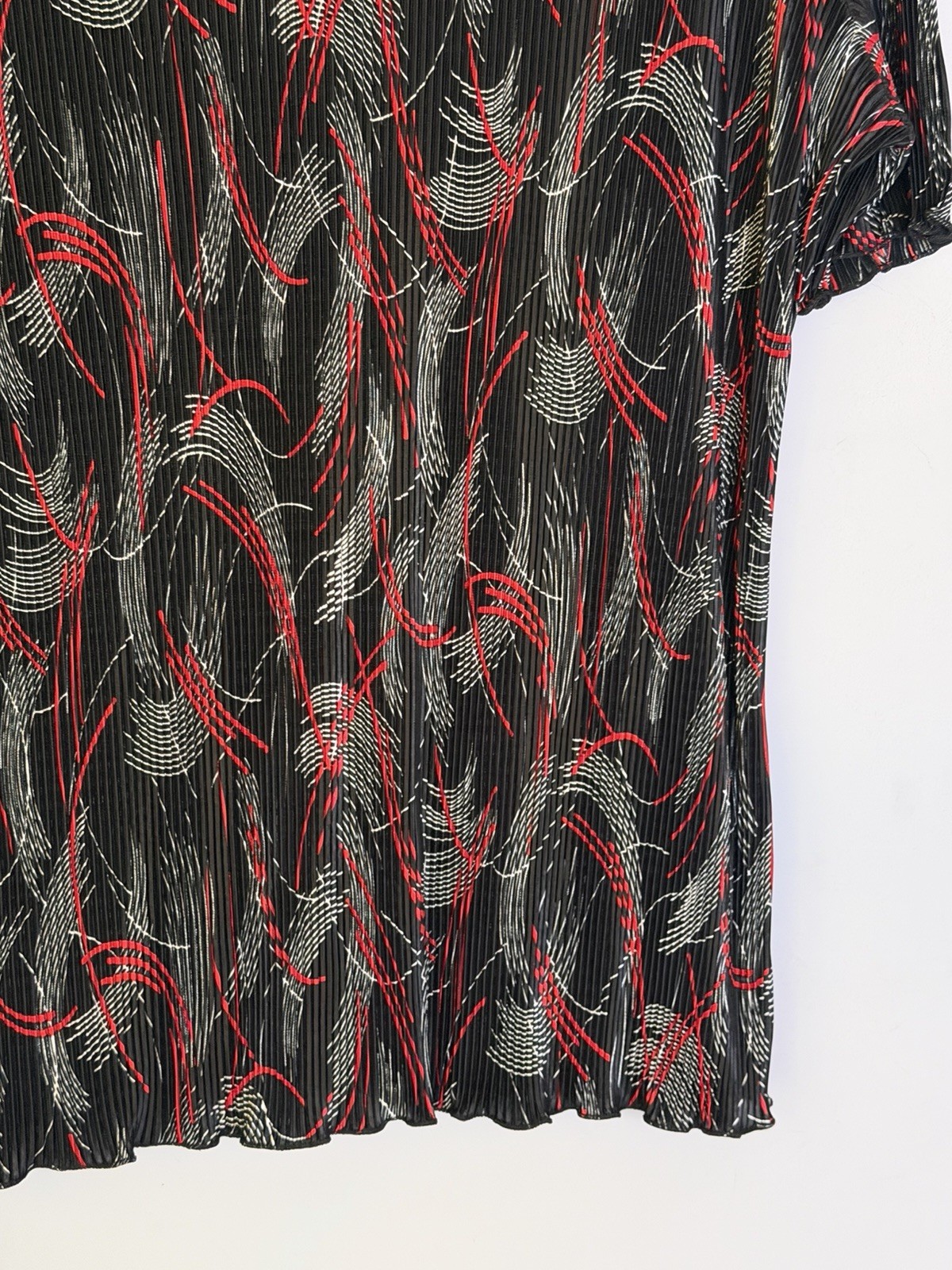 Classics Women’s Pleated Blouse Top Black Red White Abstract Print Size 20 22